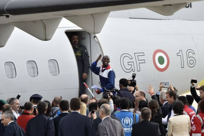Los 19 refugiados eritreos suben al avión que ha de llevarles a Suecia.-AFP / ANDREAS SOLARO
