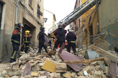 Los bomberos observan el edificio derrumbado de la calle Plata, del barrio zamorano de La Horta.-ICAL