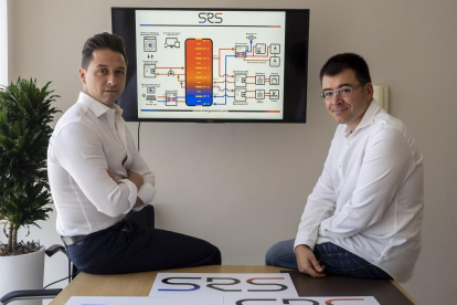 Israel Pérez y Marcos Arranz en las instalaciones de la empresa en el polígono San Cristóbal de Valladolid.-PHOTOGENIC