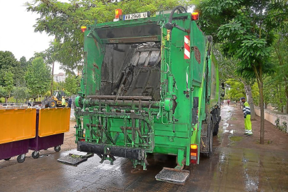 Un camión de recogida de basuras recorre las calles de la capital.-A. VA.