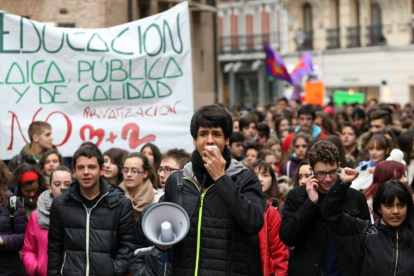 Centenares de estudiantes participan en Valladolid en una movilización contra la reforma universitaria-Ical