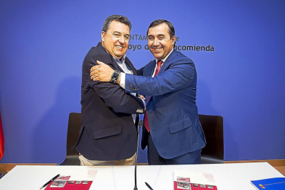 José Manuel Barrio y José Antonio Otero tras la firma del pacto de gobernabilidad en el Ayuntamiento.-P. REQUEJO