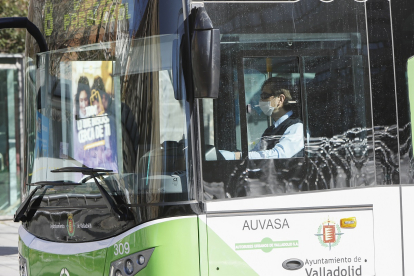 Un autobús urbano circula por las calles de Valladolid en una imagen de archivo.- J.M. LOSTAU