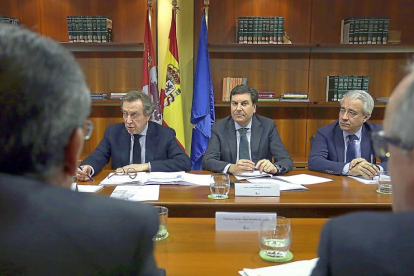 De Santiago–Juárez, Fernández Carriedo y Gredilla, en la reunión de la Comisión de Coordinación Territorial.-ICAL