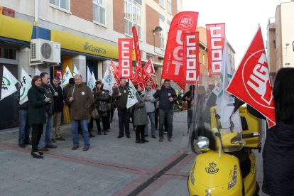 Los sindicatos UGT, CCOO, CSI-F y Sindicato Libre se concentran en Correos, en la Unidad de Reparto de Venta de Baños (Palencia), contra los recortes-Ical