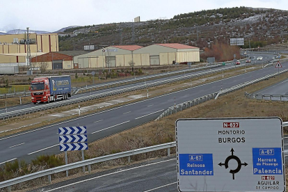Carretera en el norte de Palencia la A-67 en Aguilar de Campoo (Palencia).-EL MUNDO