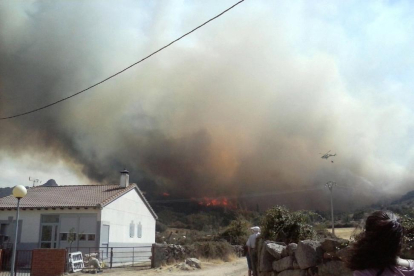 Incendio en la localidad abulense de Medinilla.-ICAL