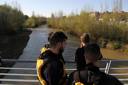 La Guardia Civil y los bomberos buscan un cuerpo en el río Bernesga.-ICAL
