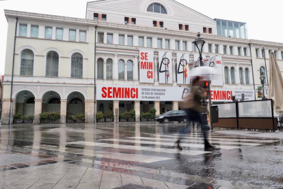 El Teatro Calderón de Valladolid ya luce los carteles de la Seminci. PHOTOGENIC