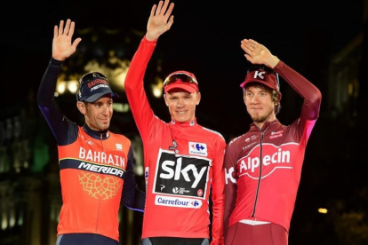 Nibali (izquierda), junto a Froome y el ruso Zakarin en el podio final de la Vuelta 2017, en Madrid.-AFP / JOSE JORDAN
