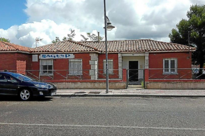 Edificio del antiguo consultorio médico de Santovenia que se derribará para ubicar el nuevo centro cívico-EL MUNDO