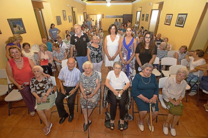 Los diez mayores de 90 años con la ‘llave del municipio’ de Esguevillas de Esgueva en el acto que homenajeó su vida.-J.M. LOSTAU