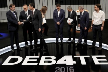 Los principales candidatos para las elecciones generales, este lunes, junto a los presentadores del debate a cuatro-JOSÉ LUIS ROCA