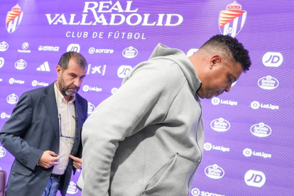 Ronaldo abandona la sala de prensa junto a Espinar / J. M. LOSTAU