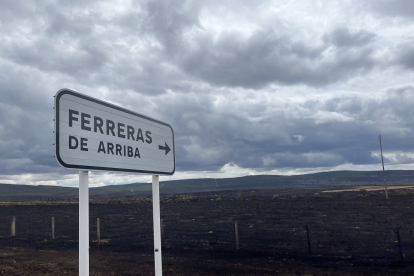 Ferreras de Arriba es una de las localidades más sacudidas por el incendio en la Sierra de la Culebra.- E. M.