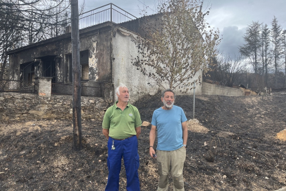 Ángel e Isidro ante el destrozo del mayor incendio de la historia reciente de esta zona zamorana.- E. M.
