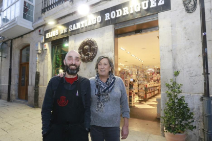 La propietaria de Hijos de Santiago Rodríguez, MercedesRodríguez, junto a uno de los empleados.-RAÚL G. OCHOA