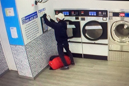 Imagen de uno de los robos de lavanderías de Valladolid. - EM