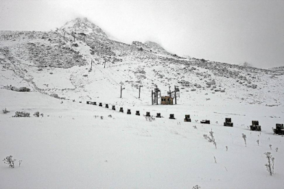 La estación de esqui de San Isidro (León), cubierta de nieve-El Mundo