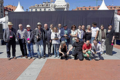 Los premiados en la decimosexta edición del TAC posan con los organizadores del certamen en la Plaza Mayor.-Pablo Requejo
