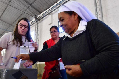 Votación en un colegio electoral de San Salvador.-AFP / LUÍS COSTA
