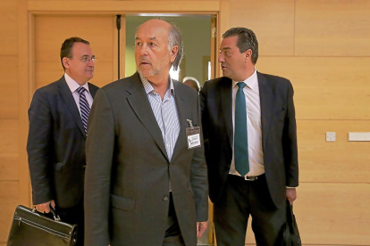 Jaime Rabanal, a su llegada a la comisión, seguido de Pedro Antonio Heras y Salvador Cruz-ICAL
