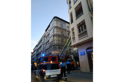 Retirados unos cascote en la calle Regalado de Valladolid que obligó a cortar el tránsito