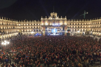Cerca de 22.000 estudiantes se dan cita en la Plaza Mayor de Salamanca para tomar las tradicionales doce gominolas-ICAL