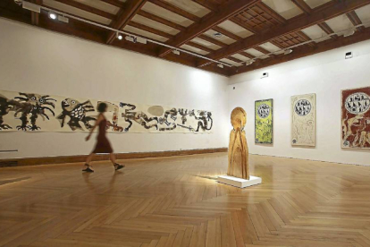 Una mujer pasa junto a las obras de Barthélémy Toguo, David Nash y Pierre Alechinsky en la sala superior del Museo de Pasión.-Miriam Chacón/Ical