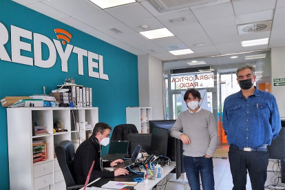 Personal de Redytel IoT en las instalaciones de la empresa berciana. EL MUNDO.