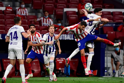 Kike Pérez, debutante con el Real Valladolid, lucha por un balón aéreo con Vitolo, autor del gol. JAVIER SORIANO