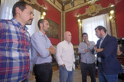 Pellitero, Casado, Hansen, Bustos y Puente, durante la reunión del Ciudad de Valladolid en el Ayuntamiento.-J.C. Castillo