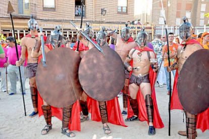 Los miembros de una peña de Serrada posan ataviados al modo de soldados romanos en la Plaza Mayor durante el 'chupinazo' festivo del año pasadoo.-Santiago