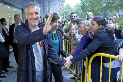 El cantante Sergio Dalma saludando a sus seguidores en las puertas del centro comercial de Valladolid.-J.M. LOSTAU