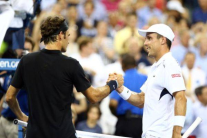 Federer y Roberto Bautista se dan la mano tras el partido.-Foto: STREETER LECKA / AFP