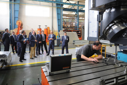 Nicolás Correa guía una visita por las instalaciones de su fábrica en una imagen de archivo-Isabel L. Murillo