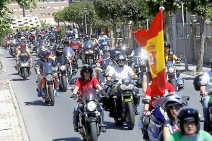 Desfile de banderas por las calles de Laguna de Duero en el Día Nacional de la Moto.-J.M. LOSTAU