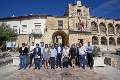 Foto de familia de los 14 alcaldes de la zona de Torozos con el presidente de la Diputación (en el centro), Jesús Julio Carnero, ayer en Torrelobatón.-EL MUNDO