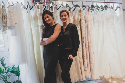 Beatriz y Cristina Lozano, fundadoras de Agapi-mu, posan con una selección de sus trajes de novia.-PORTRAITSINMADRID