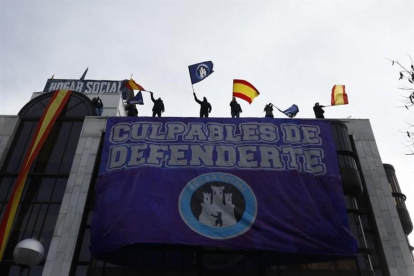 La resistencia de los neonazis de Hogar Social Madrid al desalojo de su sede de Banco Madrid. /-EUROPA PRESS