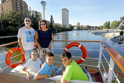 David Pérez y Noelia Arrondo con sus hijos, Paula y Sergio, y su sobrino, Óscar del Pozo, en La Leyenda del Pisuerga.-J. M. LOSTAU