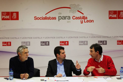 El secretario general del PSOE de Castilla y León, Luis Tudanca, se reúne con los secretarios autonómicos de UGT y CCOO, Agustín Prieto y Ángel Hernández, respectivamente-Ical