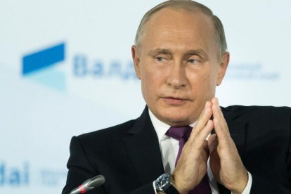Putin gesticula durante su intervención en la conferencia anual del foro Valdai, en Sochi, el 19 de octubre.-AFP / ALEXANDER ZEMLIANICHENKO