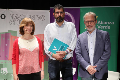 María Sánchez, Alberto Bustos y Manuel Saravia durante el acto para presentar la plataforma de izquierdas . - PHOTOGENIC