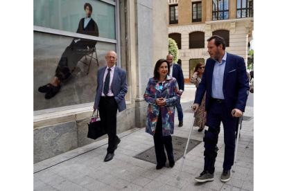 Óscar Puente, candidato socialista a la alcaldía, junto a la ministra de defensa, Margarita Robles. -ICAL