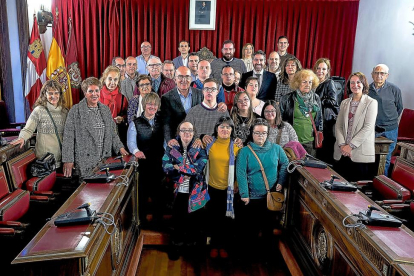 Personas con síndrome de Down, familiares y miembros de la asociación posan con el presidente de la Diputación, ayer en el Palacio de Pimentel.-EL MUNDO
