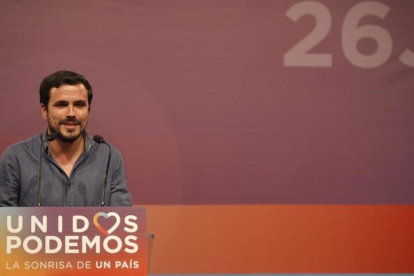 Alberto Garzón, durante su intervención en la noche electoral de Unidos Podemos.-JOSÉ LUIS ROCA