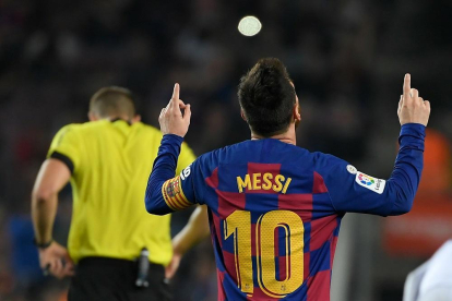 Lionel Messi celebra su gol de falta al Real Valladolid que supuso el 3-1 ayer ebn el Camp Nou.-AFP