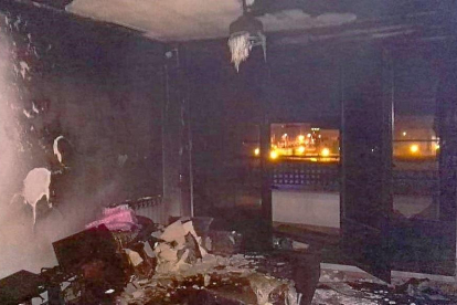 Imagen del salón de la vivienda, dónde se originó el fuego, tras la actuación del equipo de Bomberos de Valladolid .-E.M.