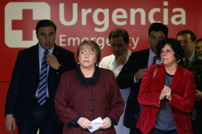La presidenta chilena, Michelle Bachelet, centro, a su salida de una clínica, el lunes, tras visitar a tres de las personas heridas en el atentado de Santiago de Chile.-Foto: EFE / SEBASTIÁN SILVA